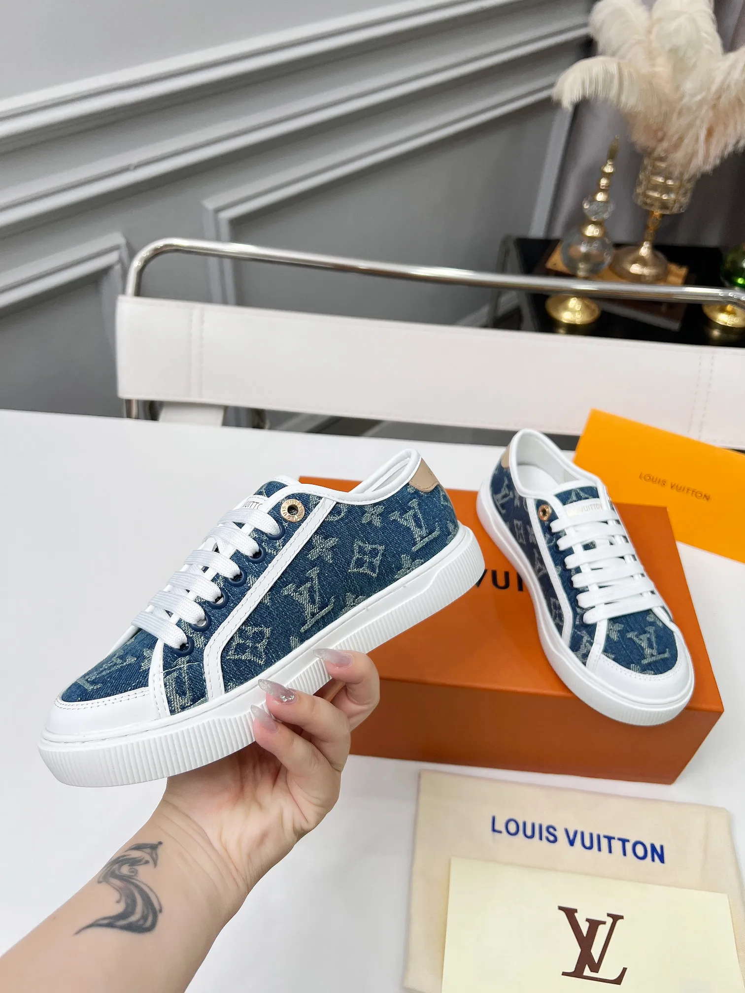 👟👟Ex-factory price 440👟👟 New arrival🆕 The hottest early spring model is coming. LV Lagoon sneakers are made of Monogram denim, injecting a retro flavor into the classic design. Leather trimmings pop out with the Louis Vuitton logo, while stenciled eyelets, trim and laces add to the refined details, and a rubber outsole embellished with Monogram flowers completes the look. Code number: 35~41, multiple colors available! Oil edges + TPU outsole + drawer box packaging